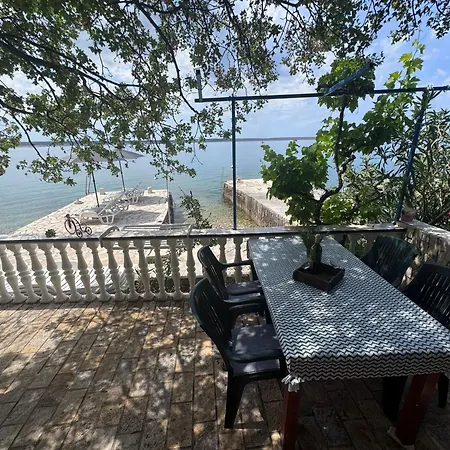 Πανσιόν & Neno Tribanj-Kruscica